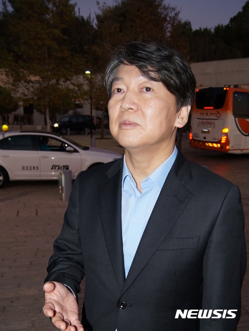 【예루살렘(이스라엘)=뉴시스】김난영 기자 = 안철수 국민의당 대표가 5일(현지시각) 이스라엘 홀로코스트 추모관인 야드 바셈(Yad Vashem) 방문 직후 기자들과 만나 소감을 밝히고 있다. 2017.11.05. imzero@newsis.com