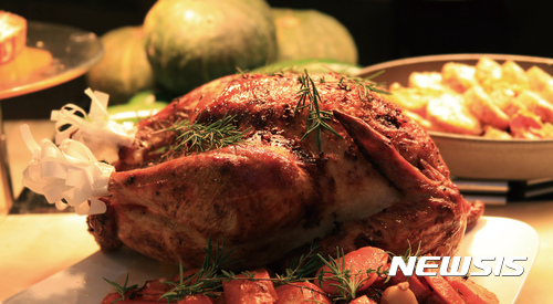 【서울=뉴시스】 쉐라톤 그랜드 인천 '피스트'의 '칠면조 요리'.