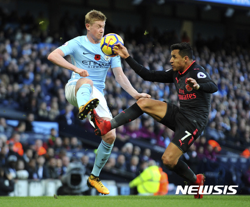 【맨체스터=AP/뉴시스】케빈 데 브라이너(왼쪽)와 알레시스 산체스. 