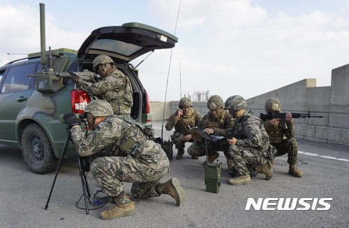 【서울=뉴시스】 지난 6일 인천 백령도 일대에서 한·미 해병대가 서북도서 기습강점 대비 연합항공화력유도훈련을 하고 있다. 이번 훈련은 '17년 KMEP 훈련 일환으로 한 해병대 1사단, 6여단, 연평부대 장병 50여명과 미 제3해병기동군 소속 5항공함포연락중대 장병 30여명이 참가했다. 2017.11.06. (사진=해병대사령부 제공) photo@newsis.com