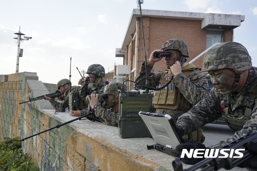 【서울=뉴시스】 지난해 11월6일 인천 백령도 일대에서 한·미 해병대가 서북도서 기습강점 대비 연합항공화력유도훈련을 하고 있다. 이번 훈련은 '17년 KMEP 훈련 일환으로 한 해병대 1사단, 6여단, 연평부대 장병 50여명과 미 제3해병기동군 소속 5항공함포연락중대 장병 30여명이 참가했다. 2017.11.06. (사진=해병대사령부 제공) photo@newsis.com