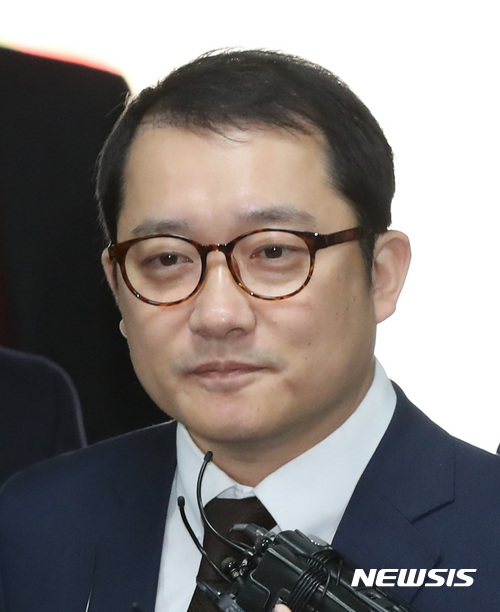 【서울=뉴시스】권현구 기자 = 국가정보원 댓글수사를 방해한 혐의를 받는 이제영 전 의정부지검 부장검사가 6일 오전 서울 서초구 서울중앙지방법원에서 열린 영장실질심사에 출석하고 있다. 2017.11.06.&nbsp; stoweon@newsis.com