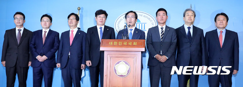 【서울=뉴시스】이영환 기자 = 6일 오전 서울 여의도 국회 정론관에서 바른정당 통합파 의원들이 탈탕 기자회견을 하고 있다.왼쪽부터 홍철호, 김용태, 강길부, 이종구, 김영우, 황영철, 김무성, 정양석 의원. 2017.11.06. 20hwan@newsis.com