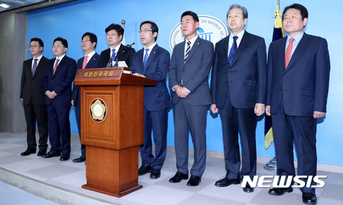 【서울=뉴시스】이영환 기자 = 6일 오전 서울 여의도 국회 정론관에서 바른정당 통합파 의원들이 탈탕 기자회견을 하고 있다. 왼쪽부터 홍철호, 김용태, 강길부, 이종구, 김영우, 황영철, 김무성, 정양석 의원. 2017.11.06.&nbsp; 20hwan@newsis.com