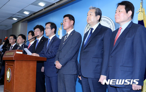 【서울=뉴시스】이영환 기자 = 6일 오전 서울 여의도 국회 정론관에서 바른정당 통합파 의원들이 탈탕 기자회견을 하고 있다.왼쪽부터 홍철호, 김용태, 강길부, 이종구, 김영우, 황영철, 김무성, 정양석 의원. 2017.11.06.&nbsp; 20hwan@newsis.com