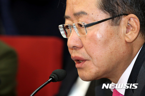 【서울=뉴시스】배훈식 기자 = 6일 오전 서울 여의도 자유한국당 당사에서 열린 최고위원회의에 참석한 홍준표 대표가 모두발언하고 있다. 홍 대표는 오천만 국민의 재산과 생명을 책임진 대통령이라면 마땅히 국민 앞에 앞으로 북핵문제를 어떤 방식으로 풀어서 책임지겠다는 발표를 반드시 해야 한다며 그렇지 않고 또다시 뭉개고 침묵일변도로 북핵 문제를 끌고 갈 때는 대한민국 국민들이 극렬하게 저항할 수 있다고 말했다. 2017.11.06. dahora83@newsis.com