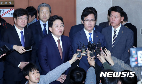 【서울=뉴시스】이영환 기자 = 6일 오전 서울 여의도 국회 정론관에서 탈당 기자회견을 마친 바른정당 김영우 의원이 취재진의 질문에 답하고 있다.왼쪽부터 이종구, 김무성, 김용태, 김영우, 황영철 의원. 2017.11.06.&nbsp; 20hwan@newsis.com