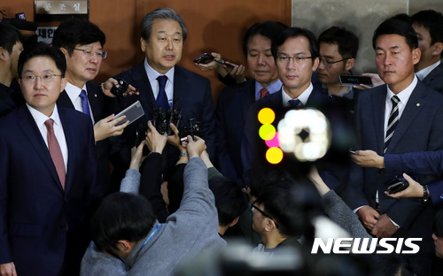 【서울=뉴시스】이영환 기자 = 6일 오전 서울 여의도 국회 정론관에서 탈당 기자회견을 마친 바른정당 김무성 의원이 취재진의 질문에 답하고 있다.왼쪽부터 김용태, 이종구, 김무성, 정양석, 김영우, 황영철 의원. 2017.11.06.&nbsp; 20hwan@newsis.com