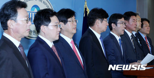 【서울=뉴시스】이영환 기자 = 6일 오전 서울 여의도 국회 정론관에서 바른정당 통합파 의원들이 탈당 기자회견을 하고 있다.왼쪽부터 홍철호, 김용태, 강길부, 이종구, 김영우, 황영철, 김무성, 정양석 의원. 2017.11.06.&nbsp; 20hwan@newsis.com