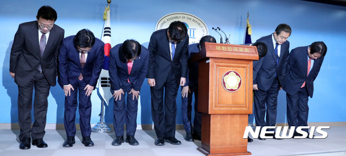 【서울=뉴시스】이영환 기자 = 6일 오전 서울 여의도 국회 정론관에서 바른정당 통합파 의원들이 탈당 기자회견을 마치고 인사를 하고 있다.왼쪽부터 홍철호, 김용태, 강길부, 이종구, 김영우, 황영철, 김무성, 정양석 의원. 2017.11.06.&nbsp; 20hwan@newsis.com