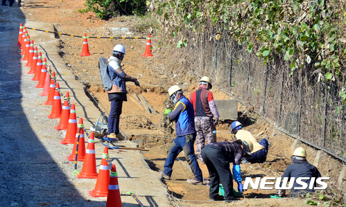 【광주=뉴시스】류형근 기자 = 6일 오전 광주 북구 옛 광주교도소 북측 담장 인근 5·18 암매장 추정지에서 5·18기념재단 등이 유해 발굴 작업을 하고 있다. 2017.11.06.  hgryu77@newsis.com