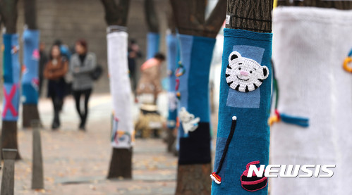 【서울=뉴시스】추상철 기자 = 입동을 하루 앞둔 6일 오전 서울 중구 정동길에서 2018 평창 동계올림픽 마스코트로 꾸며진 수목 보호덮개가 나무를 감싸고 있다. 2017.11.06. scchoo@newsis.com