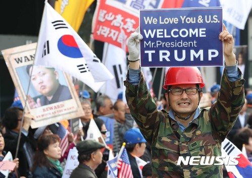 【서울=뉴시스】고승민 기자 = '자유애국모임' 회원들이 6일 오전 서울 광화문 미국대사관 인근 도로에서 '트럼프 미국 대통령 방한 환영 기자회견'을 열고 있다. 2017.11.06. kkssmm99@newsis.com