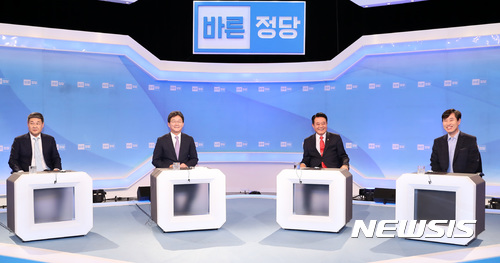 【서울=뉴시스】이영환 기자 = 6일 오후 서울 영등포구 여의도 KBS에서 열린 바른정당 당대표 및 최고위원 선출을 위한 방송3사 초청 후보자 토론회에 참석한 정문헌(왼쪽부터), 유승민, 박유근, 하태경 후보가 자리에 앉아 있다. 2017.11.06.&nbsp; 20hwan@newsis.com