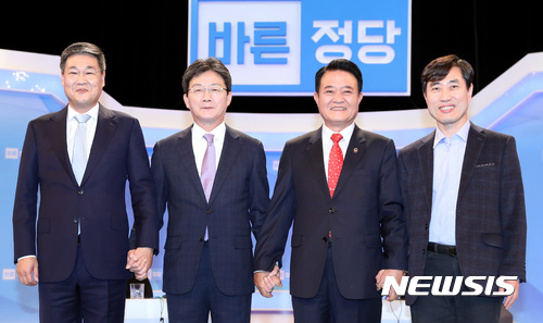 【서울=뉴시스】이영환 기자 = 6일 오후 서울 영등포구 여의도 KBS에서 열린 바른정당 당대표 및 최고위원 선출을 위한 방송3사 초청 후보자 토론회에 참석한 정문헌(왼쪽부터), 유승민, 박유근, 하태경 후보가 포즈를 취하고 있다. 2017.11.06. 20hwan@newsis.com