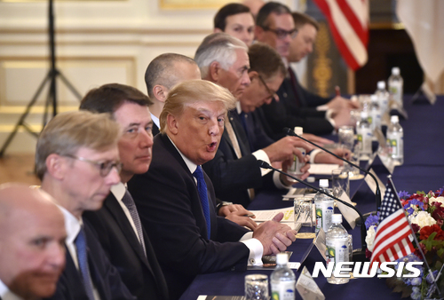 【도쿄=AP/뉴시스】도널드 트럼프 미국 대통령가 아베 신조 일본 총리와 6일 도쿄 아카사카궁에서 정상회담을 갖고 있다. 2017.11.06