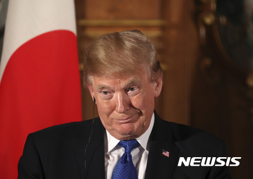 【도쿄=AP/뉴시스】도널드 트럼프 미국 대통령이 6일 도쿄 아카사카궁에서 아베 신조 일본 총리와 정상회담을 마친 후 공동 기자회견 중 묘한 표정을 짓고 있다. 2017.11.06