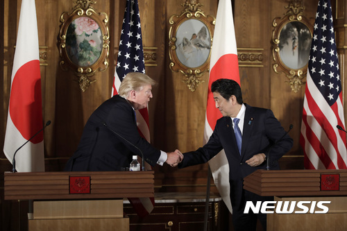 【도쿄=AP/뉴시스】도널드 트럼프 미국 대통령이 6일 도쿄 아카사카궁에서 아베 신조 일본 총리와 정상회담을 마친 후 공동 기자회견을 가지며 악수하고 있다. 2017.11.06