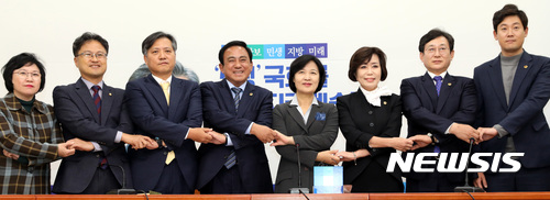 【서울=뉴시스】박영태 기자 = 추미애 더불어민주당 대표가 6일 오후 서울 영등포구 여의도 국회 더불어민주당 당대표 회의실을 예방한 전국시도의회의장협의회를 만나 기념촬영을 하고 있다. 왼쪽부터 김현 대변인, 김정우 의원, 신원철 서울시의원, 양준욱 서울시의회 의장, 추미애 대표,&nbsp; 김양희 충북도의회 의장, 김경훈 대전시의회 의장, 고준일 세종시의회 의장. 2017.11.06.since1999@newsis.com