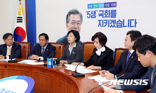 【서울=뉴시스】박영태 기자 = 추미애 더불어민주당 대표가 6일 오후 서울 영등포구 여의도 국회 더불어민주당 당대표 회의실을 예방한 전국시도의회의장협의회를 만나 모두발언을 하고 있다. 왼쪽부터 신원천 서울시의원, 양준옥 서울시의회 의장, 추미애 대표,&nbsp; 김양희 충북도의회 의장, 김경훈 대전시의회 의장, 고준일 세종시의회 의장. 2017.11.06.since1999@newsis.com