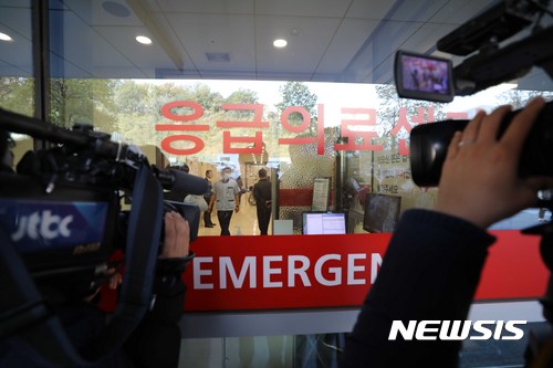 【서울=뉴시스】고승민 기자 = '국가정보원 댓글 수사' 은폐 의혹을 받고 있는 변창훈 서울고검 검사가 6일 오후 서초동의 변호사 사무실 건물 4층에서 투신, 인근 병원으로 이송돼 치료를 받던 중 사망했다. 이날 서울 서초구의 한 병원 응급의료센터에 취재진이 몰려 있다. 2017.11.06. kkssmm99@newsis.com