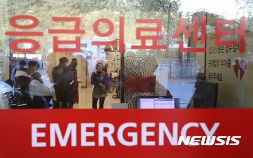 【서울=뉴시스】고승민 기자 = '국가정보원 댓글 수사' 은폐 의혹을 받고 있는 변창훈 서울고검 검사가 6일 오후 서초동의 변호사 사무실 건물 4층에서 투신, 인근 병원으로 이송돼 치료를 받던 중 사망했다.&nbsp; 이날 서울 서초구의 한 병원 응급의료센터에 취재진이 몰려 있다. 2017.11.06.&nbsp; kkssmm99@newsis.com