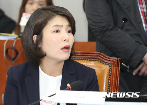 【서울=뉴시스】배훈식 기자 = 6일 오후 서울 여의도 국회 운영위원회 회의실에서 열린 2017 국정감사에 참석한 전희경(왼쪽 두번째) 자유한국당 의원이 임종석 청와대 대통령 비서실장에게 전대협(전국대학생대표자협의회), 주사파(주체사상파) 출신 인사들이 청와대를 장악했다는 취재의 발언을 하고 있다. 2017.11.06.&nbsp; dahora83@newsis.com