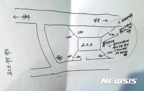 【광주=뉴시스】류형근 기자 = 6일 오후 광주 북구 옛 광주교도소 북측 담장 인근 5·18 암매장 추정지에서 유해 발굴 작업이 진행되고 있는 가운데 1980년 5월 당시 광주교도소에 주둔했던 3공수여단 김모 소령이 증언한 암매장 추정위치 약도. 김 소령은 "광주교도소 안 야산과 논이 보이는 방면의 3m 지점에 가마니로 2구씩 12구의 시체를 가매장했다"고 검찰조사에서 밝혔다. 2017.11.06.  hgryu77@newsis.com