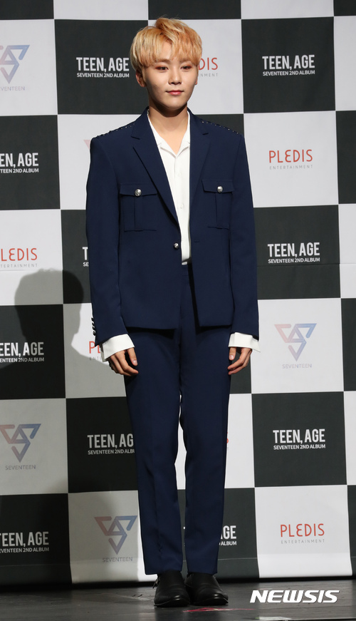 [서울=뉴시스] 김선웅 기자 = 6일 서울 광진구 예스24 라이브홀에서 열린 그룹 세븐틴의 두번째 정규앨범 '틴, 에이지(TEEN, AGE)' 쇼케이스에서 멤버 승관이 포즈를 취하고 있다. 2017.11.06. mangusta@newsis.com