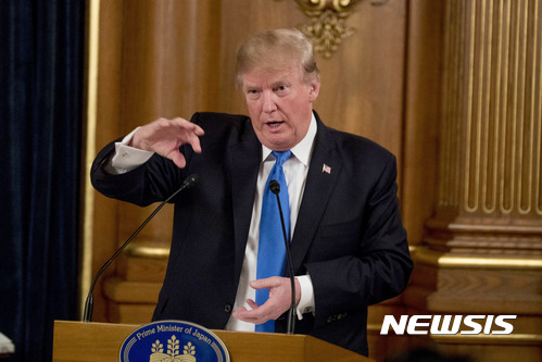 【도쿄 =AP/뉴시스】 도널드 트럼프 미국 대통령이 6일 도쿄 영빈관 아카사카궁에서 열린 만찬에 참석해 연설하고 있다. 2017.11.06 
