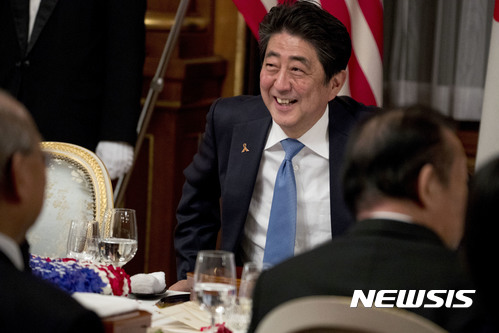 【도쿄 =AP/뉴시스】 아베 신조 일본 총리가 6일 도쿄 영빈관 아카사카궁에서 열린 만찬에 참석해 도널드 트럼프 대통령의 인사말을 들으며 웃고 있다. 2017.11.06 