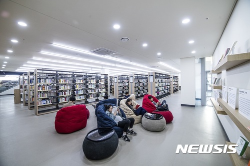 【서울=뉴시스】마포중앙도서관 자료열람실 전경.&nbsp;&nbsp; (사진 = 마포구 제공)&nbsp; photo@newsis.com