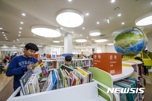 【서울=뉴시스】마포중앙도서관 어린이 자료실 전경. (사진 = 마포구 제공) photo@newsis.com