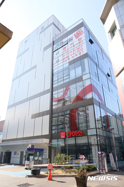 【청주=뉴시스】인진연 기자 = 2015년 충북 청주의 대표 향토기업인 흥업백화점을 인수한 다이소가 무서운 속도로 충북의 상권을 집어삼키고 있다. 7일 옛 흥업백화점이 다이소 매장으로 운영 중이다. 2017.11.07 inphoto@newsis.com