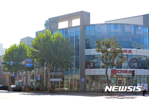 【청주=뉴시스】인진연 기자 = 2015년 충북 청주의 대표 향토기업인 흥업백화점을 인수한 다이소가 무서운 속도로 충북의 상권을 집어삼키고 있다. 7일 청주 북부시장 입구(사진 왼쪽 끝부분)에서 채 30m도 떨어지지 않은 곳에는 올해 초 개점한 2층 규모의 다이소 매장이 들어서 있다. 2017.11.07 inphoto@newsis.com