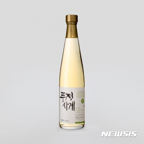 【서울=뉴시스】 문재인 대통령과 트럼프 대통령은 7일 열리는 청와대 국빈만찬에서 우리나라 중소기업이 만든 청주 '풍정사계 춘'으로 건배한다. 이 술은 '2016 대한민국 우리술 품평회 대축제' 약주·청주 부문에서 최우수상을 수상한 전통주다.(사진=풍정사계 홈페이지) 2017.11.07. photo@newsis.com