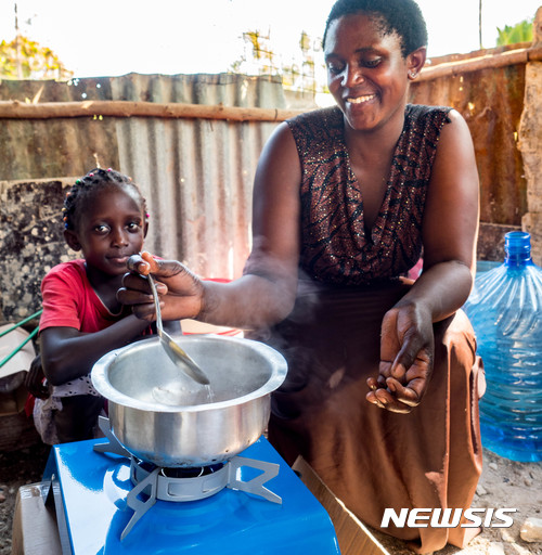 삼성전자는 7일 케냐 몸바사 인근 빈민촌에 저탄소 친환경 쿡스토브 1만대를 지원한다고 밝혔다. 삼성전자가 케냐 몸바사 인근 빈민촌에 지원할 저탄소 쿡스토브를 현지 가정에서 시범적으로 사용하고 있다.<사진= 삼성전자 제공>