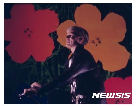 【서울=뉴시스】'앤디 워홀에 관한 기록' 2007,잉크젯 프린트 40장, 각 40.64 x 50.8cm. '앤디 워홀에 관한 기록'은 요나스 메카스가 앤디 워홀과 교류한 기간 동안에 촬영한 장면들을 모은 영화의 인물 스틸컷이다. 40개의 사진들은 벨벳 언더그라운드의 공연 장면, 앤디 워홀 주변의 지인들의 모습으로 구성되어 있다. '앤디 워홀에 관한 기록'은 휘트니 미술관에서 있었던 앤디 워홀 전시가 있던 날의 플럭서스 그룹 아티스트들의 덤플링 파티로 이어진다. 