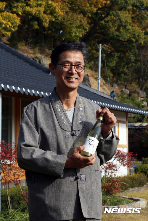 【청주=뉴시스】인진연 기자 = 문재인 대통령과 도널드 트럼프 대통령이 7일 청와대 영빈관에서 함께하는 국빈만찬에서 두 정상의 건배 제의에 사용될 공식 만찬주인 '풍정사계(楓井四季) 춘(春)'을 제조한 충북 청주시 내수읍의 (유)화양 이한상 대표가 밝게 웃고 있다. 2017.11.07 inphoto@newsis.com