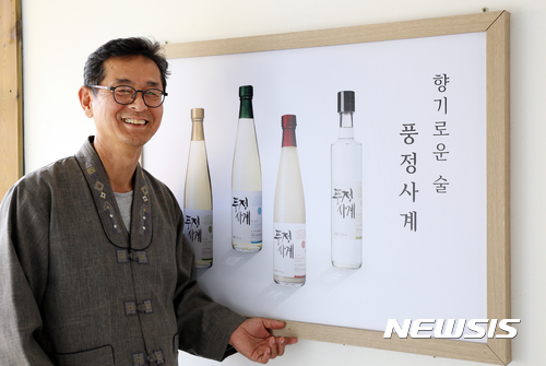 【청주=뉴시스】인진연 기자 = 문재인 대통령과 도널드 트럼프 대통령이 7일 청와대 영빈관에서 함께하는 국빈만찬에서 두 정상의 건배 제의에 사용될 공식 만찬주인 '풍정사계(楓井四季) 춘(春)'을 제조한 충북 청주시 내수읍의 (유)화양 이한상 대표가 밝게 웃고 있다. 2017.11.07 inphoto@newsis.com