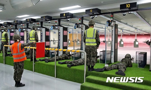 【충주=뉴시스】강신욱 기자 = 7일 오후 충북 충주시 동량면 육군 37사단 중원연대 동량예비군훈련장이 준공했다. 장병들이 첨단시설을 갖춘 실내사격장에서 사격을 하고 있다. 2017.11.07. (사진=육군 37사단 중원연대 제공) photo@newsis.com