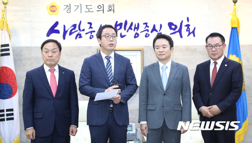 【수원=뉴시스】 경기도의회 정기열 의장이 7일 오전 경기도 광역버스 준공영제 도입 4자 협의체 합의 내용을 발표하고 있다. 왼쪽부터 이필운 안양시장, 정 의장, 남경필 경기지사, 이환설 여주시의회 의장. 2017.11.07. (사진=경기도의회 제공) photo@newsis.com