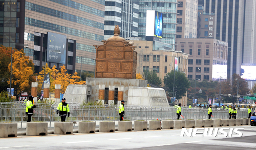 【서울=뉴시스】조성봉 기자 = 도널드 트럼프 미국 대통령 방한일인 7일 오전 서울 종로구 광화문 일대에서 경찰들의 경계근무가 강화되고 있다. 2017.11.07.suncho21@newsis.com