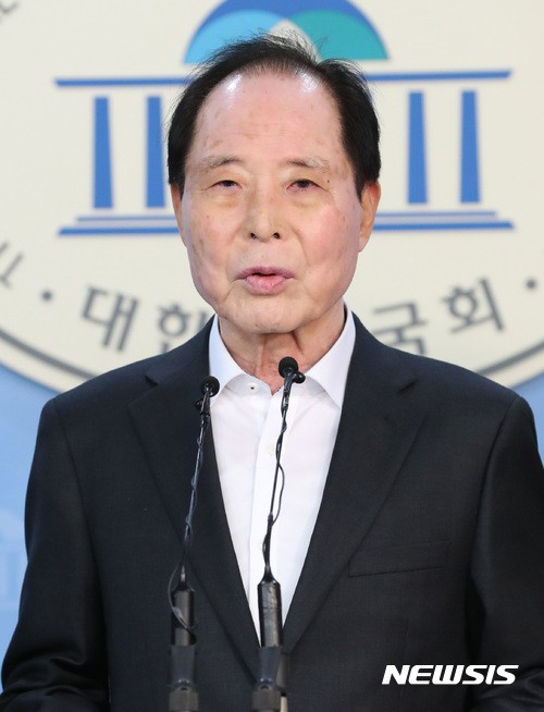 【서울=뉴시스】배훈식 기자 = 지난해 11월 7일 서울 여의도 국회 정론관에서 권영길 전 민주노동당 대표가 기자회견을 열고 서민들의 살림살이를 퍼주는 국회로 거듭나라며 보육과 교육, 의료 등 복지예산 확충을 촉구하고 있다. 2017.11.07. dahora83@newsis.com