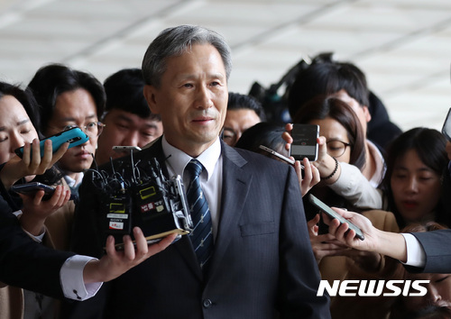 【서울=뉴시스】김진아 기자· = 군(軍) 사이버사령부 댓글 공작에 관여한 의혹을 받고 있는 김관진 전 국방부 장관이 조사를 받기 위해 7일 오전 서울 서초구 서울중앙지검에 출석하던 중 취재진의 질문을 받고 있다. 2017.11.07. bluesoda@newsis.com