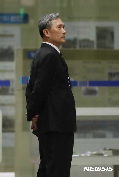 【서울=뉴시스】김진아 기자 = 군(軍) 사이버사령부 댓글 공작에 관여한 의혹을 받고 있는 김관진 전 국방부 장관이 조사를 받기 위해 7일 오전 서울 서초구 서울중앙지검에 출석하고 있다. 2017.11.07. bluesoda@newsis.com