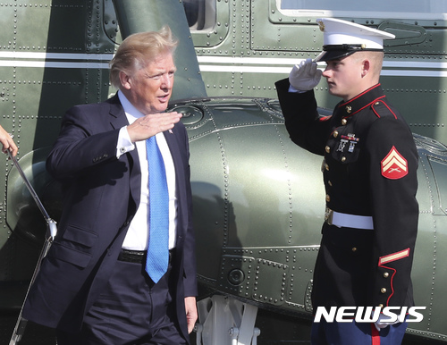 【요코타 미공군기지=AP/뉴시스】도널드 트럼프 미국 대통령이 7일 일본 도쿄 인근 요코타 미공군기지에서 한국으로 떠나기 위해 전용기에 탑승하기 전 한 군인의 경례를 받고 있다. 2017.11.07