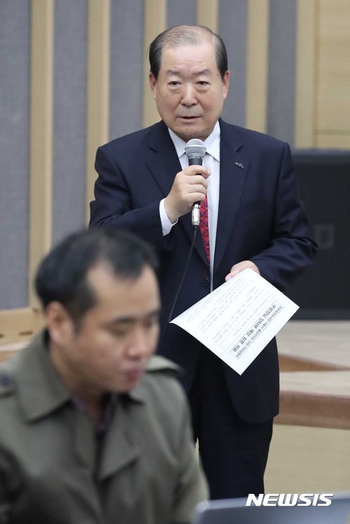 【서울=뉴시스】고승민 기자 = 7일 오전 서울 마포중앙도서관에서 열린 도서관 개관 출입기자단 현장 기자설명회에서 박홍섭 마포구청장이 인사말하고 있다.마포구는 옛 마포구청사 부지에 지하 2층, 지상 6층 규모의 마포중앙도서관을 15일 정식 개관한다. 서울 자치구 최대규모 도서관인 마포중앙도서관은 도서관 기능은 물론 근린생활시설과 청소년교육센터 등 복합공간으로 활용된다. 장서는 향후 40만여권까지 보유할 계획이다. 2017.11.07. kkssmm99@newsis.com