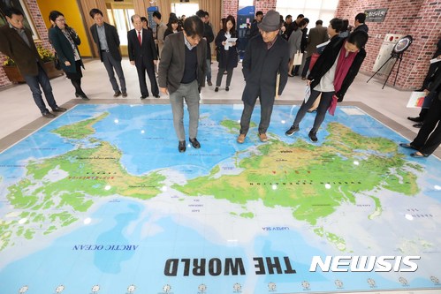 【서울=뉴시스】고승민 기자 = 7일 오전 서울 마포중앙도서관에서 열린 도서관 개관 출입기자단 현장 기자설명회에서 송경진 관장이 박홍섭 마포구청장과 취재진 등에게 시설 설명을 하고 있다.마포구는 옛 마포구청사 부지에 지하 2층, 지상 6층 규모의 마포중앙도서관을 15일 정식 개관한다. 서울 자치구 최대규모 도서관인 마포중앙도서관은 도서관 기능은 물론 근린생활시설과 청소년교육센터 등 복합공간으로 활용된다. 장서는 향후 40만여권까지 보유할 계획이다. 2017.11.07. kkssmm99@newsis.com