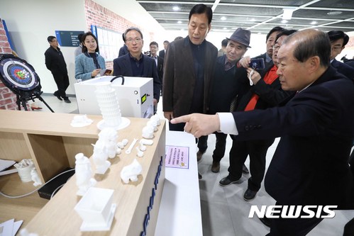 【서울=뉴시스】고승민 기자 = 7일 오전 서울 마포중앙도서관에서 열린 도서관 개관 출입기자단 현장 기자설명회에서 박홍섭 마포구청장과 취재진 등이 시설을 둘러보고 있다.마포구는 옛 마포구청사 부지에 지하 2층, 지상 6층 규모의 마포중앙도서관을 15일 정식 개관한다. 서울 자치구 최대규모 도서관인 마포중앙도서관은 도서관 기능은 물론 근린생활시설과 청소년교육센터 등 복합공간으로 활용된다. 장서는 향후 40만여권까지 보유할 계획이다. 2017.11.07. kkssmm99@newsis.com